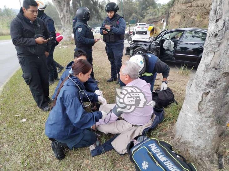 Choca auto contra árbol en bulevar Porfirio Díaz de  Xalapa