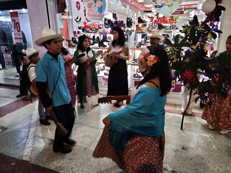 ¡Mantienen la tradición! Niños y jóvenes salen a cantar La Rama en Xalapa