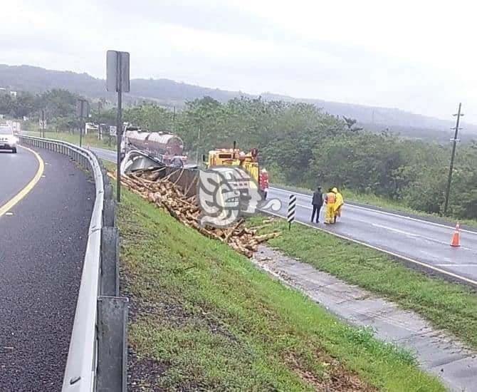 Volcadura de tráiler en la pista