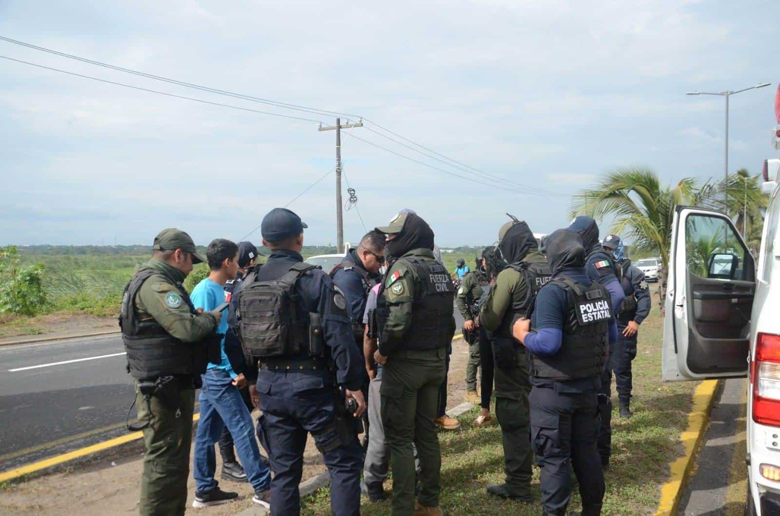 Se agarran a g0lpes tras aparatoso accidente en la Veracruz - Xalapa