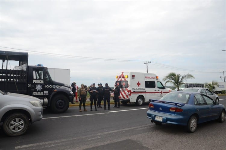 Se agarran a g0lpes tras aparatoso accidente en la Veracruz - Xalapa