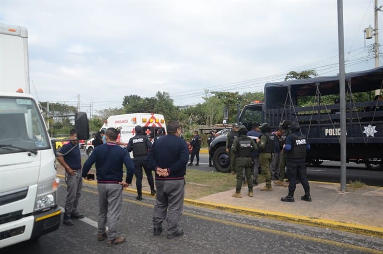 Se agarran a g0lpes tras aparatoso accidente en la Veracruz - Xalapa