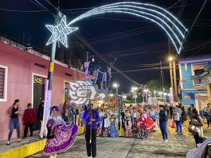 Iluminan Casa de Cultura y pasean la tradicional Rama en Misantla