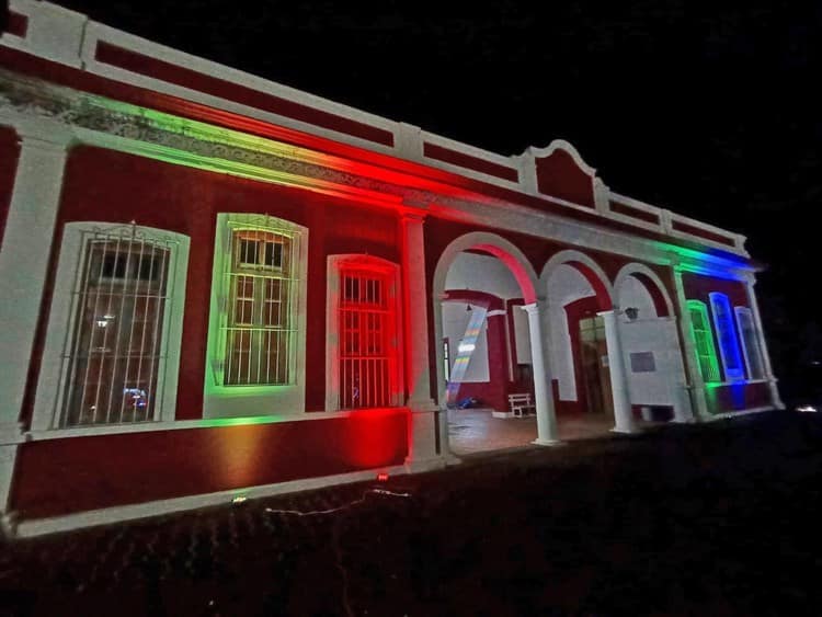 Iluminan Casa de Cultura y pasean la tradicional Rama en Misantla