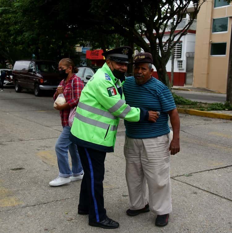 Casi desapercibido Día del Tránsito; reciben abrazos