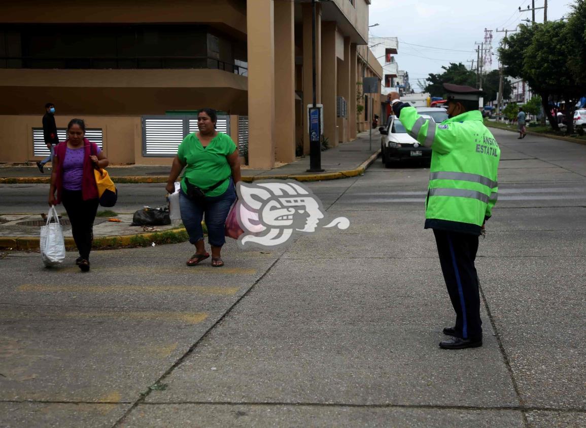 Casi desapercibido Día del Tránsito; reciben abrazos