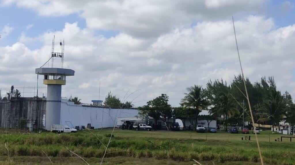 ¿Cómo pasó? Policía se dispara por accidente dentro del Cereso en Veracruz