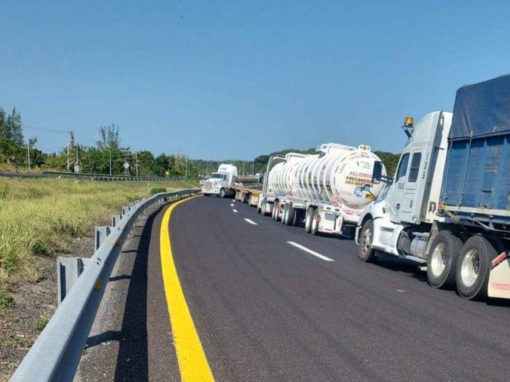 ¡Cuidado! Sin paso en la Veracruz-Cardel por tráiler atravesado