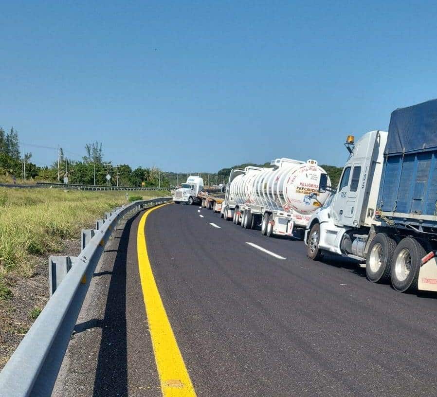 Sin paso en la carretera Veracruz-Cardel por tráiler atravesado