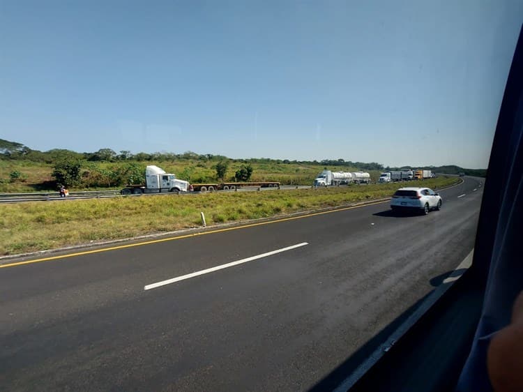 ¡Cuidado! Sin paso en la Veracruz-Cardel por tráiler atravesado