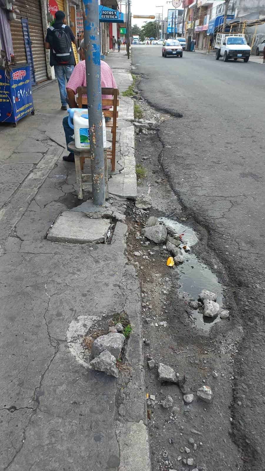 Calles intransitables aquejan a comerciantes en la zona de mercados de Veracruz