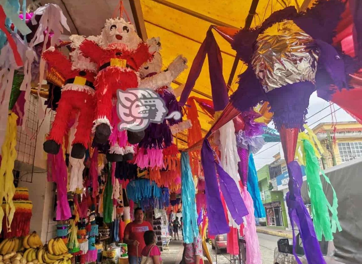 Piñateros se quedan con sus figuras colgadas