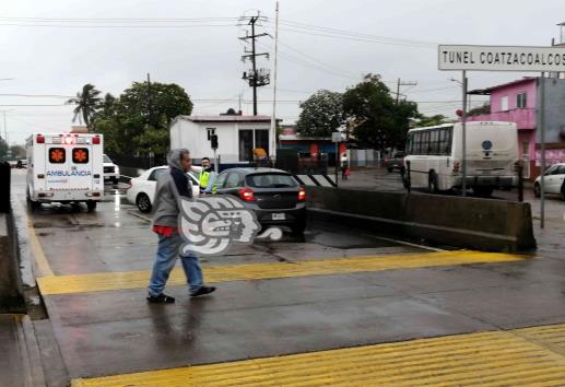 Norte tira árbol y poste en Coatzacoalcos; cierran Túnel por volcadura (Video)