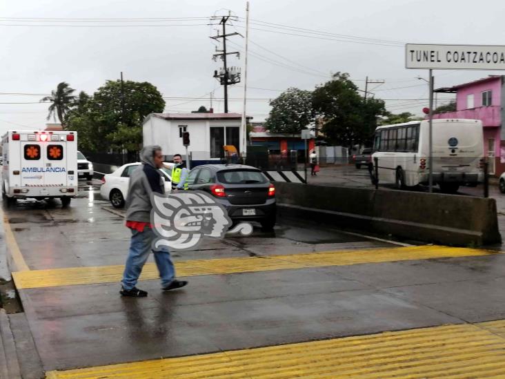 Norte tira árbol y poste en Coatzacoalcos; cierran Túnel por volcadura (Video)