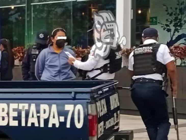 La detienen intentando robar en plaza comercial de Orizaba