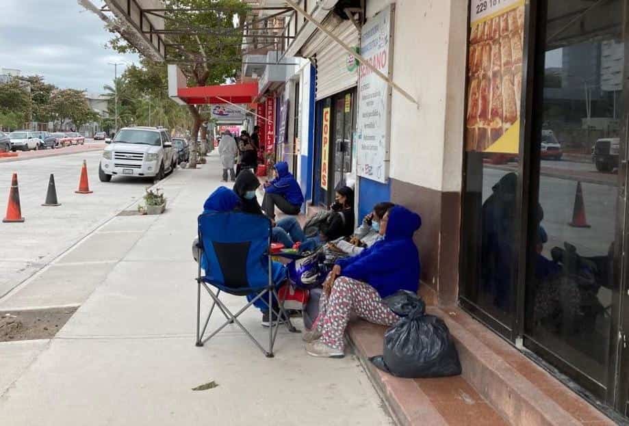 Familiares soportan norte y frío afuera del Hospital Regional