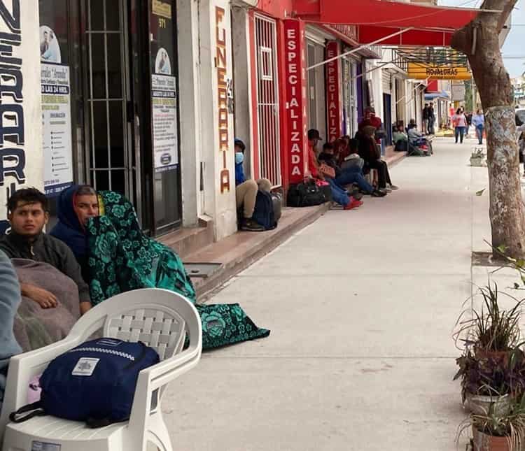 Familiares soportan norte y frío afuera del Hospital Regional