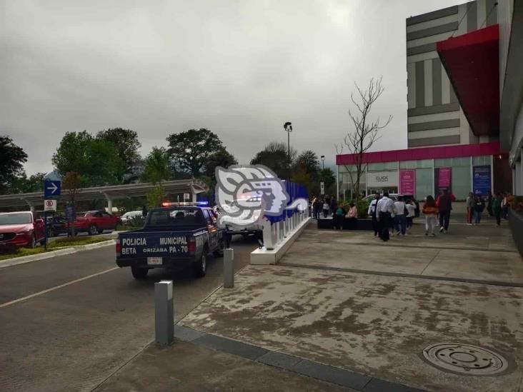 La detienen intentando robar en plaza comercial de Orizaba