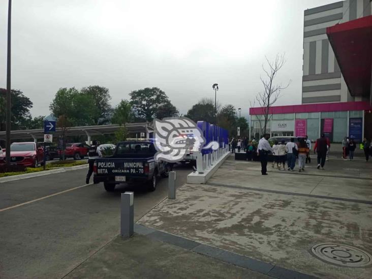 La detienen intentando robar en plaza comercial de Orizaba