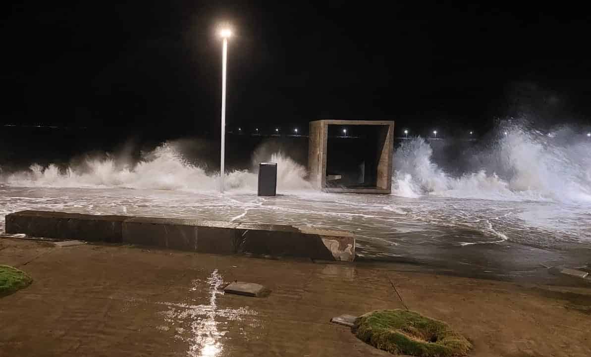 ¡Se sale el mar! Bulevar de Veracruz encharcado por oleaje (+video)