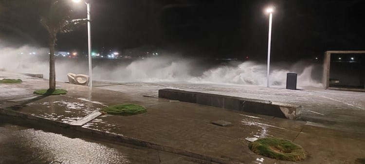 ¡Se sale el mar! Bulevar de Veracruz encharcado por oleaje (+video)