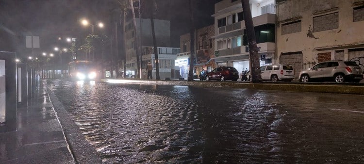 ¡Se sale el mar! Bulevar de Veracruz encharcado por oleaje (+video)