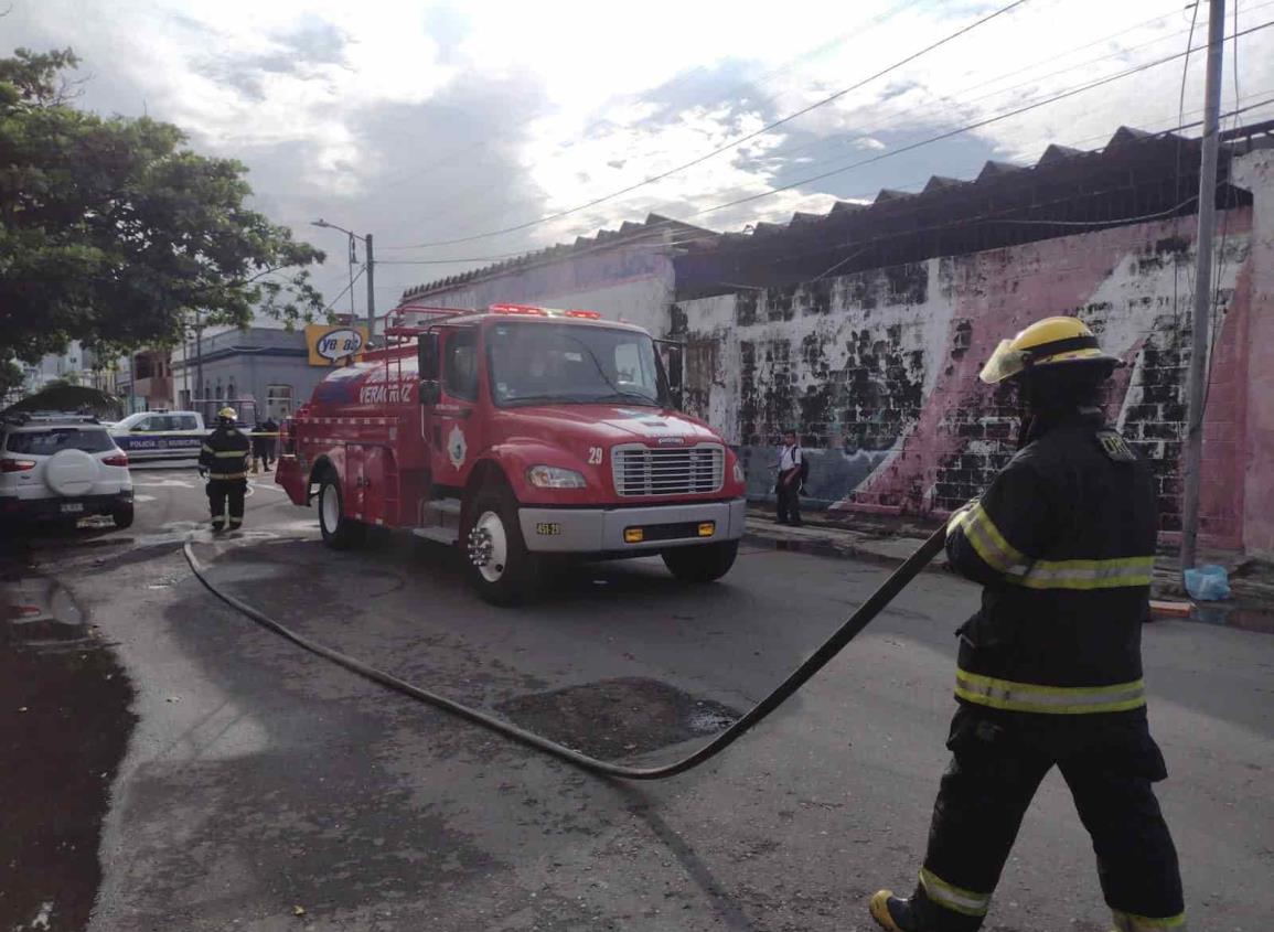 ¡Se le quema todo! Mujer pierde sus pertenencias con incendio en colonia de Veracruz