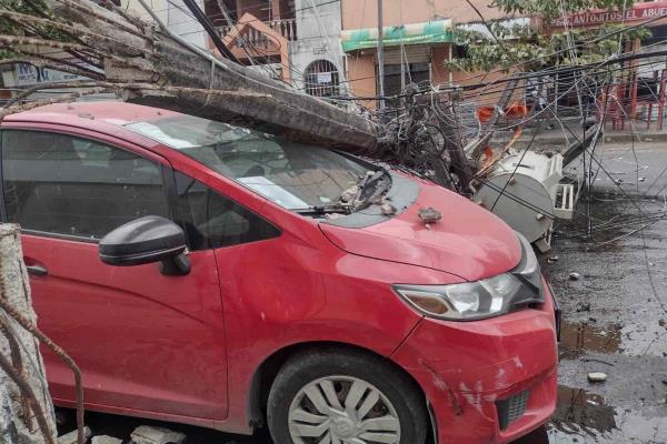 Cae transformador sobre coche por fuertes vientos de norte en Veracruz (+Video)