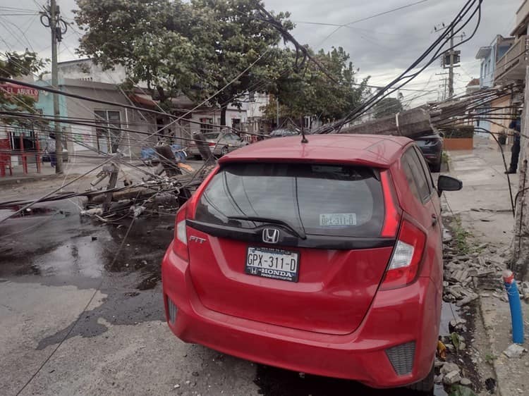 Cae transformador sobre coche por fuertes vientos de norte en Veracruz(+Video)