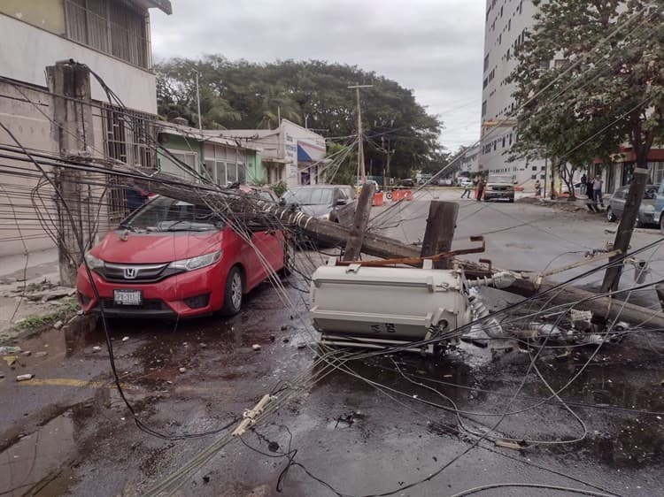 Cae transformador sobre coche por fuertes vientos de norte en Veracruz(+Video)