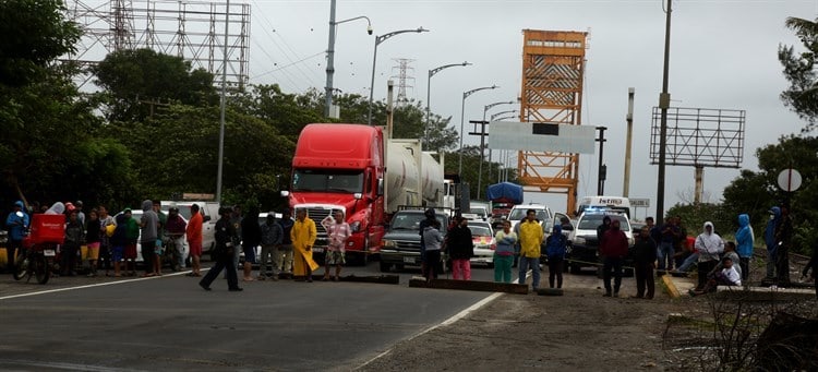 Se quedan sin luz en Coatzacoalcos y bloquean puente