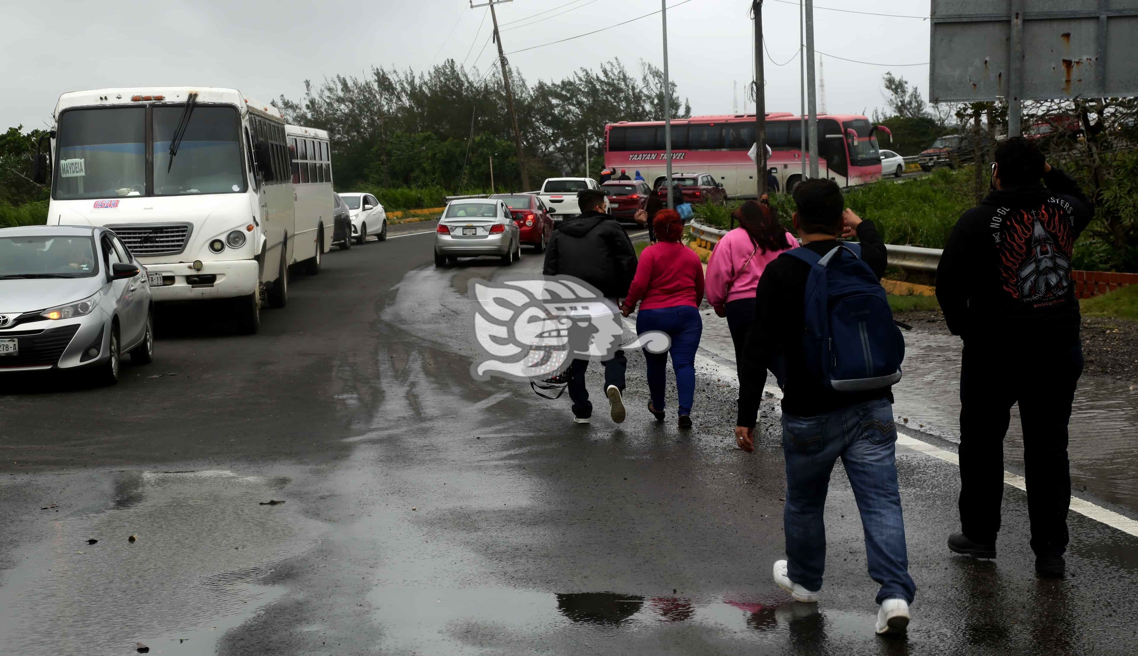 Se quedan sin luz en Coatzacoalcos y bloquean puente