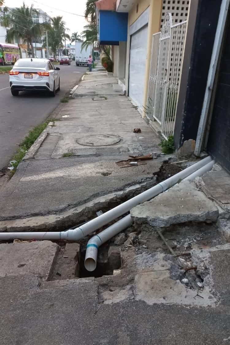 Vecinos piden tapar hueco en la banqueta en Jardines del Virginia