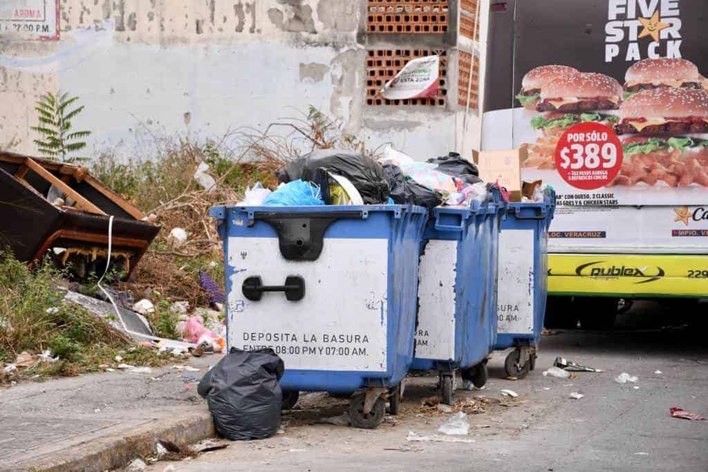 Se acumula basura navideña en Puente Moreno