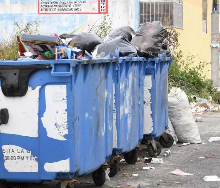 Se acumula basura navideña en Puente Moreno