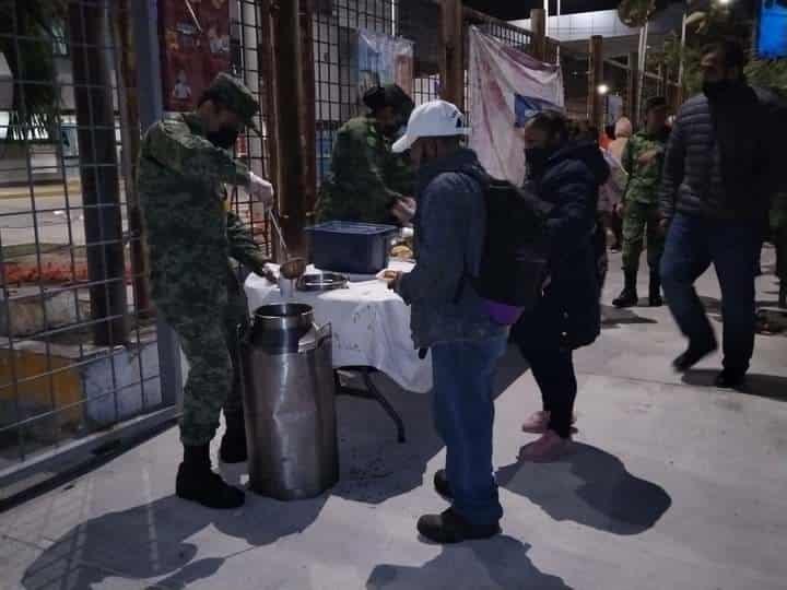 En vísperas de Navidad, personal del Hospital Militar reparte comida en calles de Veracruz