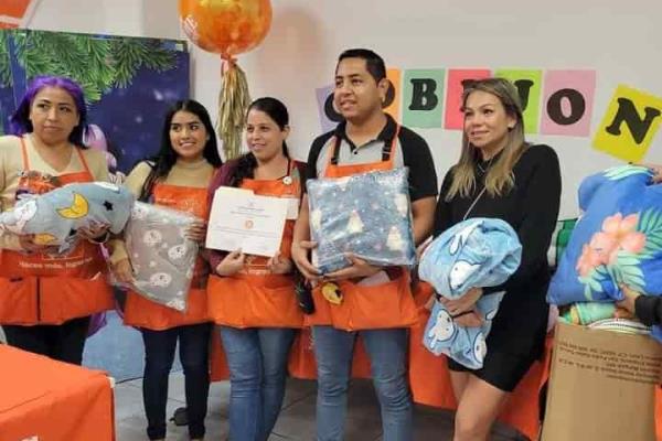 Dona Cenitas con Amor 100 cobijas a personas vulnerables