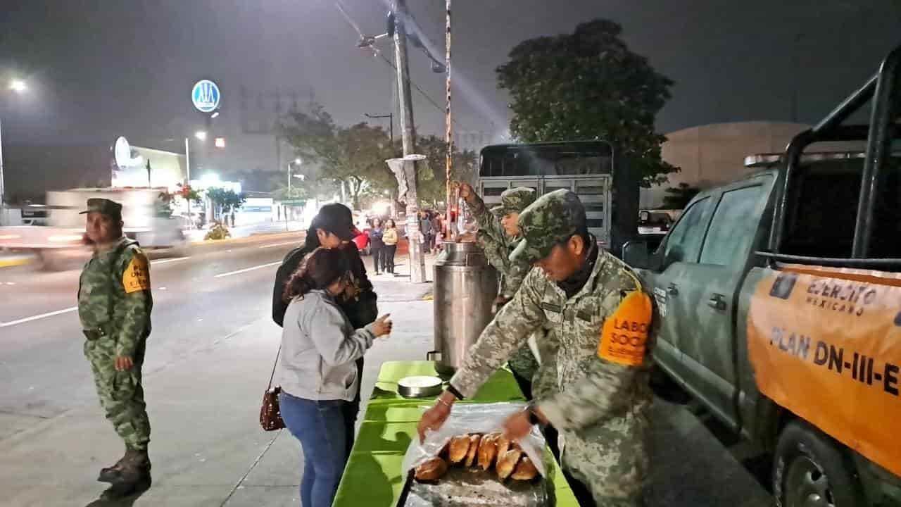 Militares reparten comida y bebidas para el frío en Boca del Río