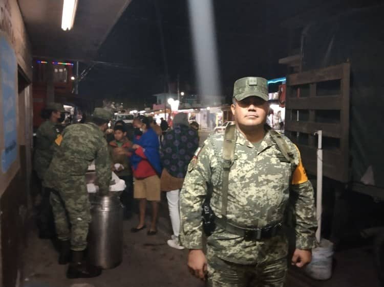 Militares reparten comida y bebidas para el frío en Boca del Río