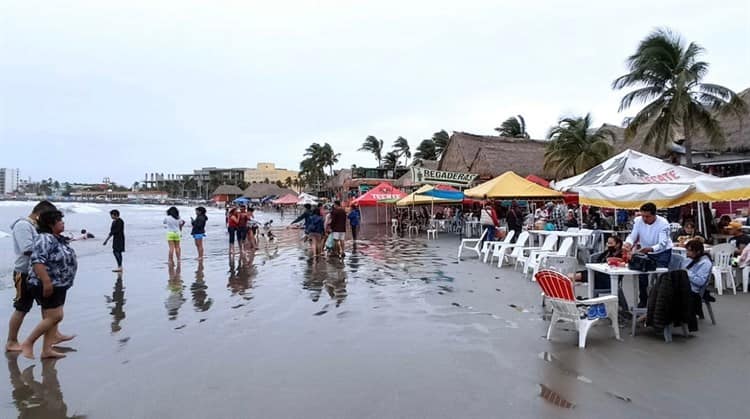 Turistas disfrutan la playa de Veracruz con todo y frío