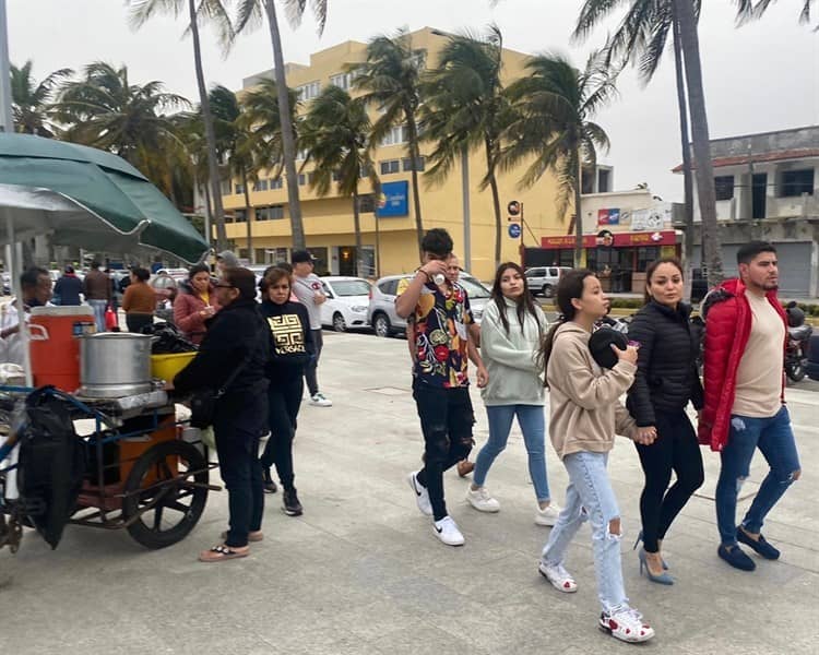 Turistas disfrutan la playa de Veracruz con todo y frío