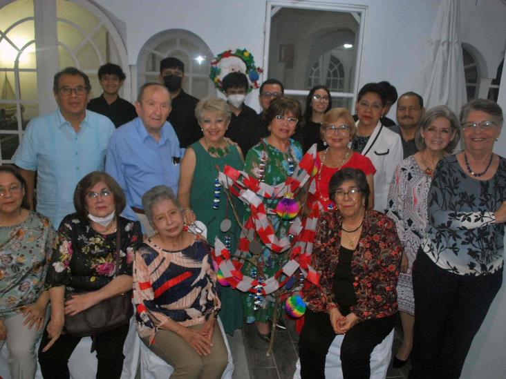 Grupo de Amigos Queridos disfrutan en cena decembrina