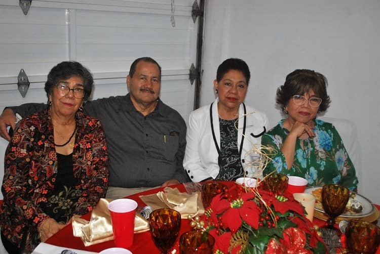 Grupo de Amigos Queridos disfrutan en cena decembrina