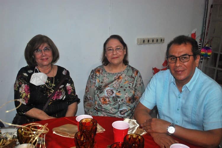 Grupo de Amigos Queridos disfrutan en cena decembrina