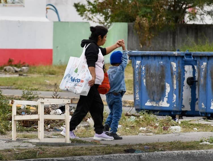 Se acumula basura navideña en Puente Moreno