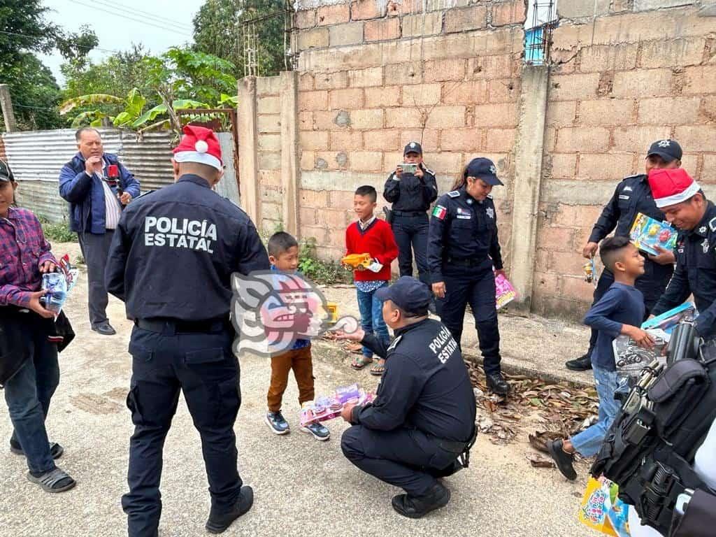 Policías Estatales entregan juguetes a niñas y niños 