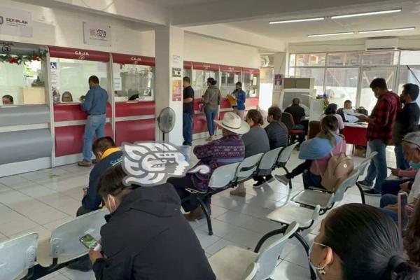 Ante desesperación, Sefiplan abre más módulos para canje de placas en Xalapa