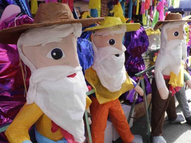 ¡Para despedir 2022! Veracruzanos salen en busca de piñatas de “viejos” para dar inicio al 2023