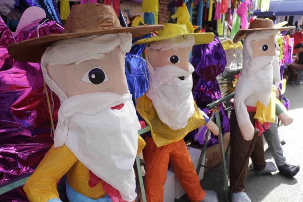 ¡Para despedir 2022! Veracruzanos salen en busca de piñatas de “viejos” para dar inicio al 2023