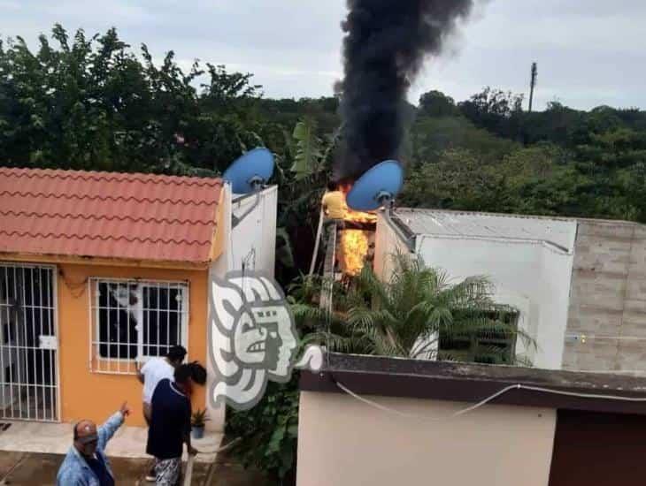 Incendio por corto circuito en vivienda de Las Cruces, en Acayucan